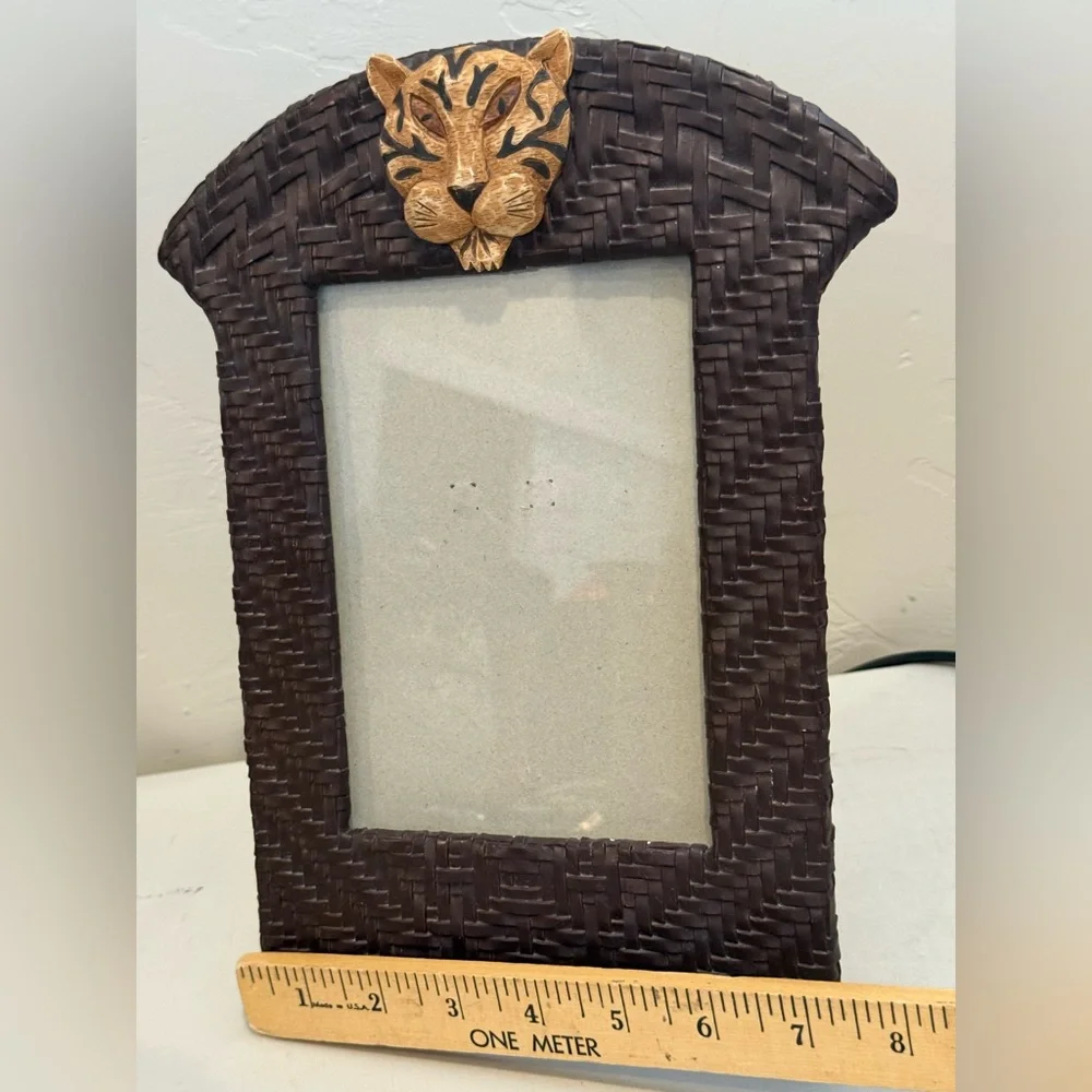 Vintage‎ Brown Woven Picture Frame 6x4” photo with Gold Tiger Accent